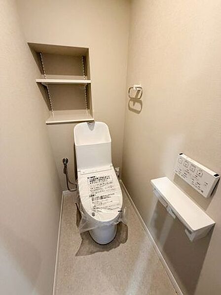 トイレも新品交換済み!ウォシュレット付の多機能便座です。