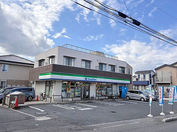ファミリーマート市川宮久保店 徒歩11分。 820m