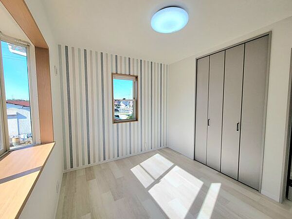 自分だけのプライベートな時間を快適に過ごせる落ち着きある洋室。