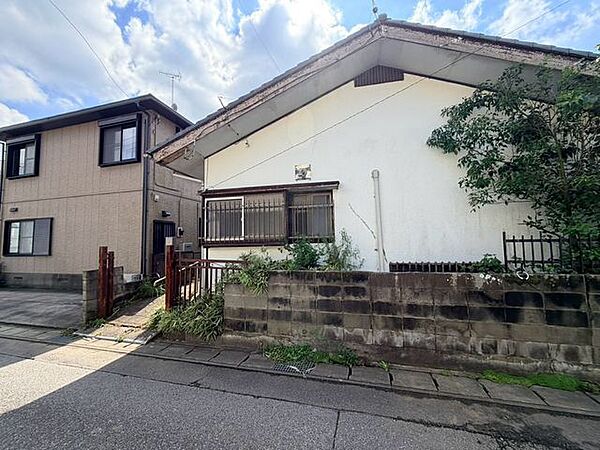 青空が広がる閑静な1種低層のエリアです。