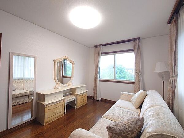 子供部屋にぴったりな洋室。明るい空間で成長を見守ります