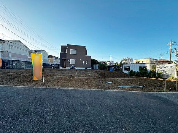 青空が広がる閑静な1種低層のエリアです。