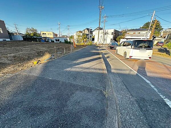 前面道路が広く、間口もゆったり。駐車が苦手でもらくらく停められます