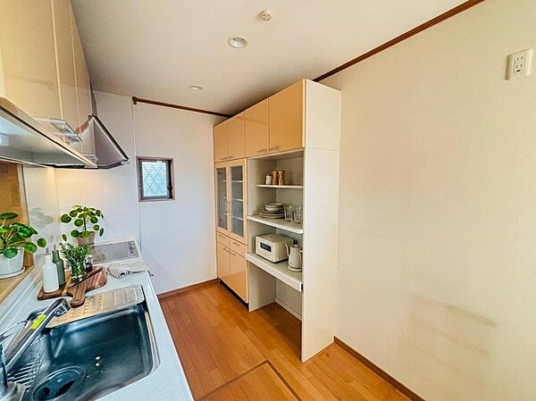 この画像は、実際の室内写真にCGで家具等を配置したイメージです。家具・調度品等は販売価格に含まれず、引渡し時には設置されていません。