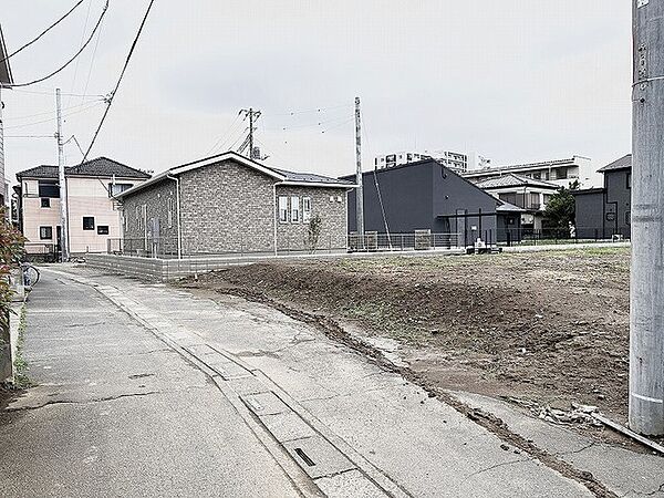落ち着いた街並みに溶け込む、穏やかな空気が流れる広々とした敷地です。