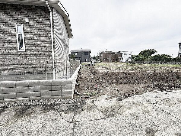 閑静な住宅街の中にゆとりある敷地が広がり、これからの暮らしの可能性を静かに描き出せる場所です。