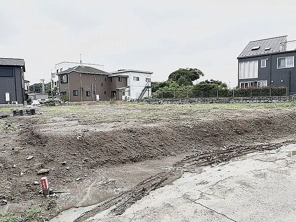 周囲を落ち着いた住宅に囲まれ、これからの暮らしを自由に描ける広がりを感じさせる敷地です。