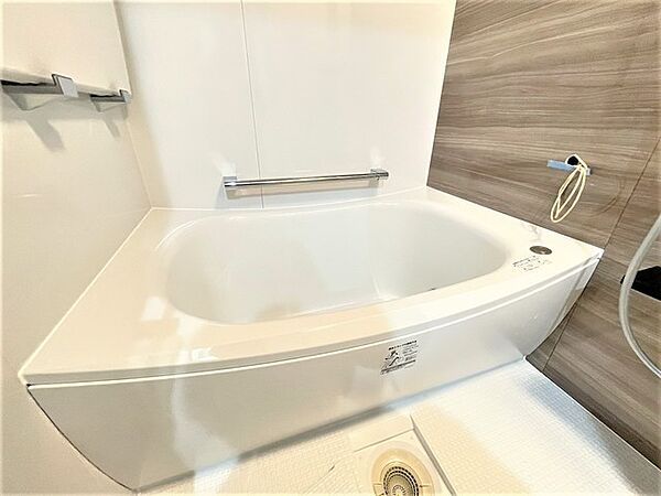 こちらの浴槽で、癒しのひと時をお過ごしいただけます。