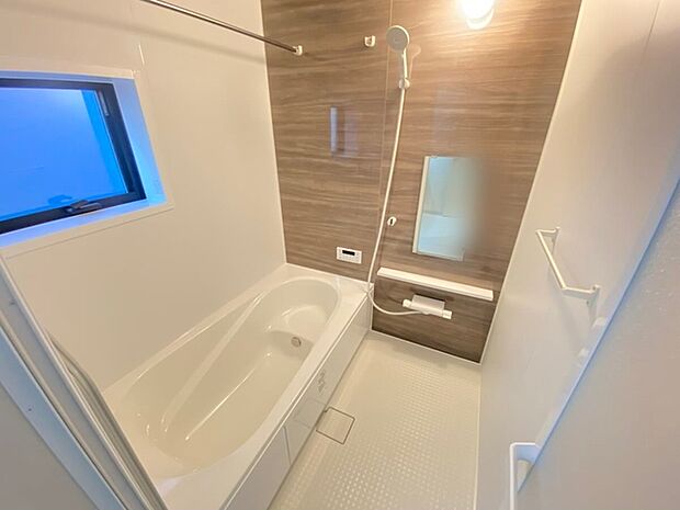 広々1坪タイプのゆったり浴室ユニット。防カビ・抗菌素材なのもうれしい。 