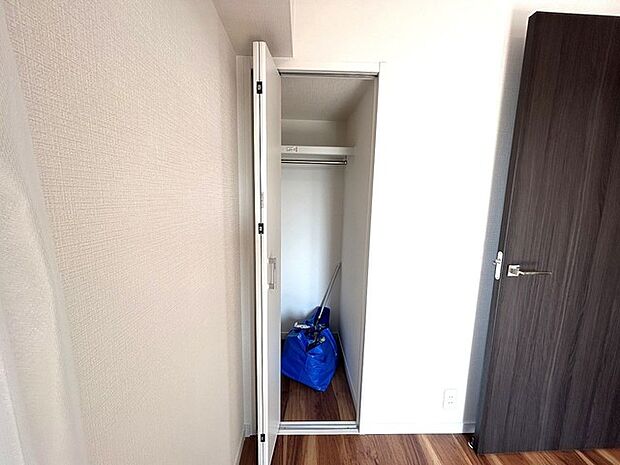 部屋と部屋の隙間をうまく使ったスリムな収納スペース。 
