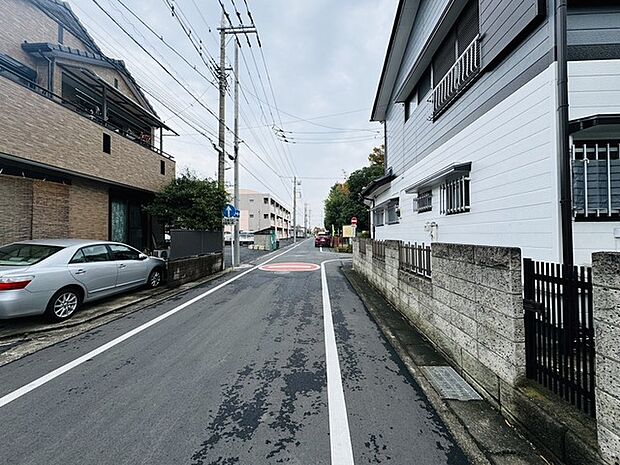 駐車が苦手な方にも嬉しい、前面6ｍ道路に面した住まい。 
