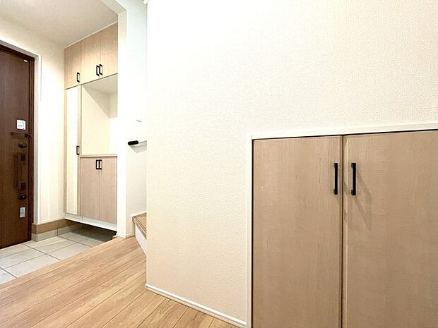 玄関ホールに階段下収納