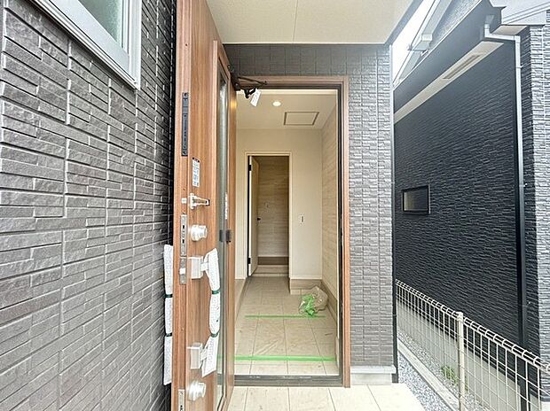 この扉を開けると、新築の木の匂いが待ってます。