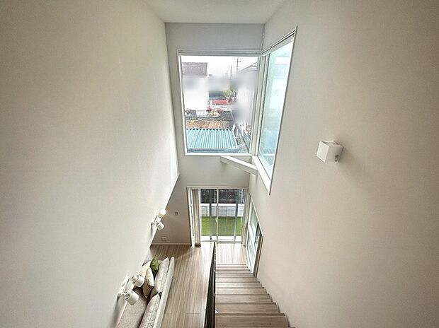 空からの光を直接リビング入れるという設計構想を形にしました。