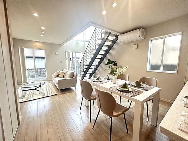 ご家族みんながゆったりくつろげる広々リビング。