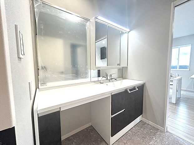 洗面化粧台は、二人で支度が出来ますよう、広いスペースとなっております。朝の時間帯で洗面化粧台の混雑が緩和されます。