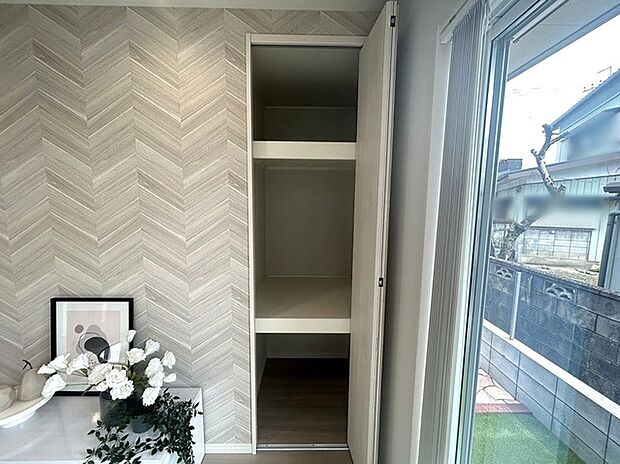 リビングスペースにも収納がございます。