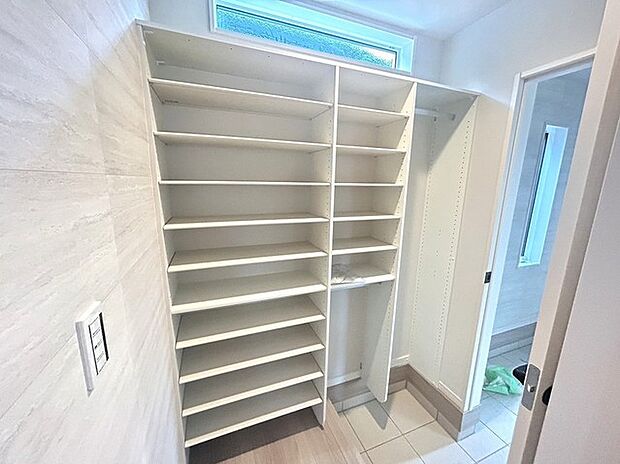 玄関からも洗面所からも出入りが出来るシューズインクロゼットです。