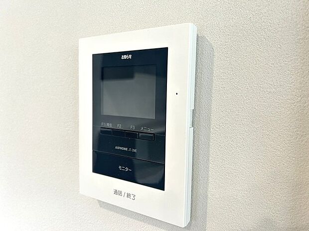 お子様のお留守番にも安心、訪問者を確認できるTVモニター・インターホン付き。