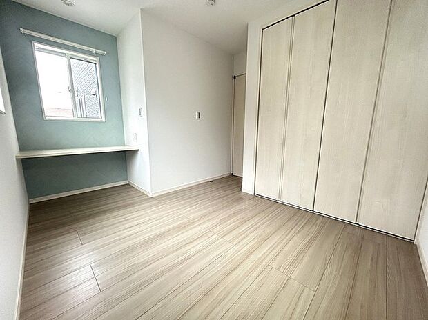 新築の木の匂いのする室内。写真では伝わらないので、ぜひ現地でお確かめください。