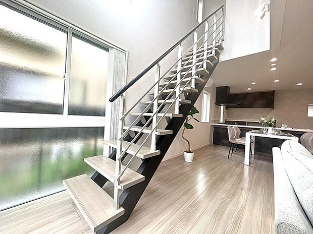 2階への階段はストリップ階段で、スタイリッシュです。