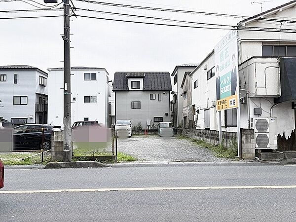 周辺の住宅街に馴染む、日々の暮らしの基点として検討しやすい落ち着いた佇まいの敷地です。