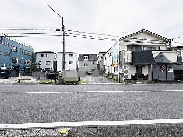 周囲の街並みに溶け込みながら、これからの活用を静かに待つ落ち着いた雰囲気の土地です。