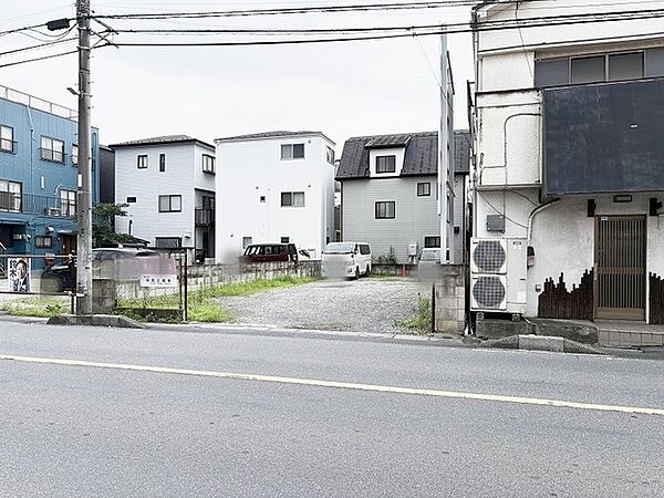 周囲の建物と調和した、落ち着いた静けさを感じる立地環境が広がっています。