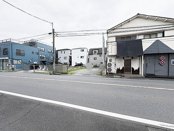 街並みに溶け込む落ち着いた立地で、日々の暮らしに寄り添う穏やかな空気が流れる住環境です。