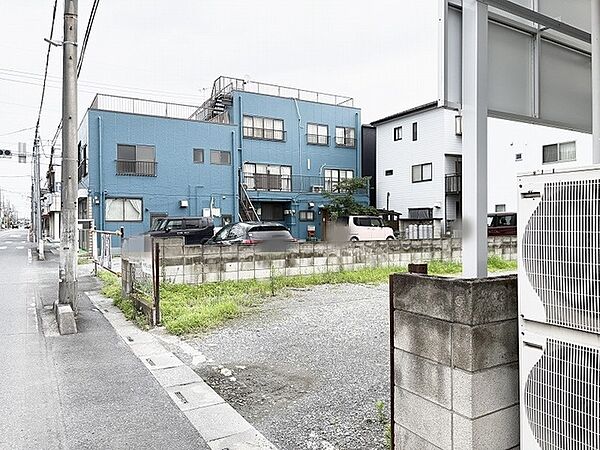 周辺環境と調和しながら、落ち着いた空気が流れる街の一角です。