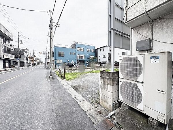 整備された道路に面しており、周辺環境に溶け込みながらも静かな佇まいを感じさせる敷地です。