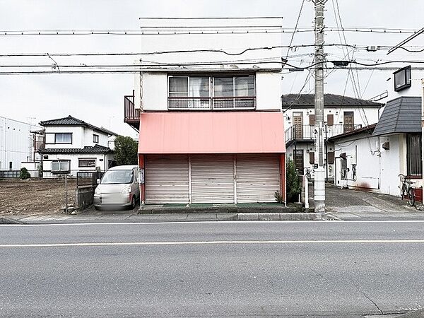 街並みに静かに溶け込み、どこか懐かしさを感じさせる佇まいが暮らしの想像を膨らませます。