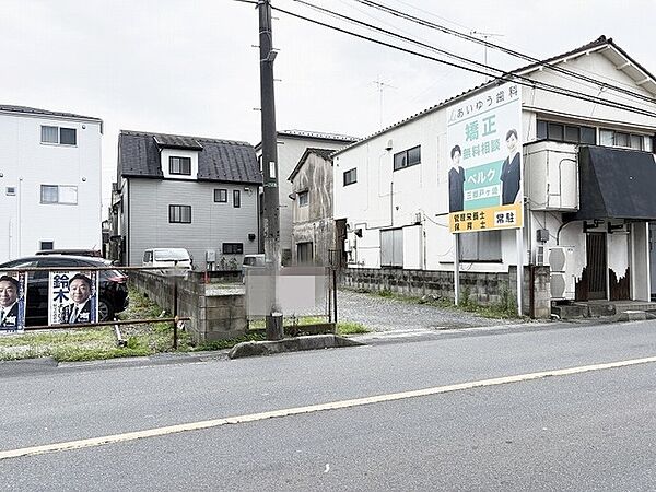 周辺環境との調和を感じる、静かで落ち着いた佇まいの敷地です。
