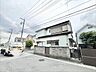 外観：穏やかな街並みに馴染む、落ち着いた佇まいの住まい。