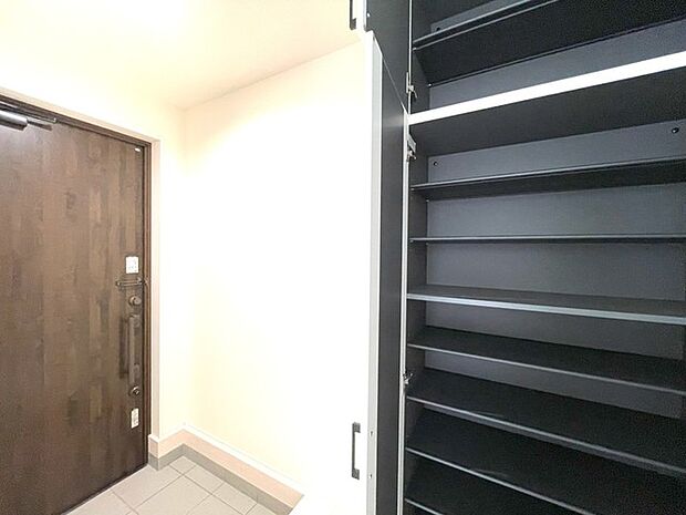 収納たっぷりな玄関収納