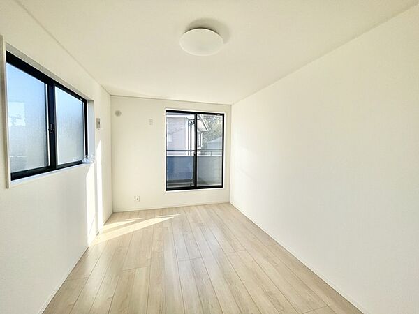 洋室は子供部屋にもちょうどいいサイズ感、7帖。