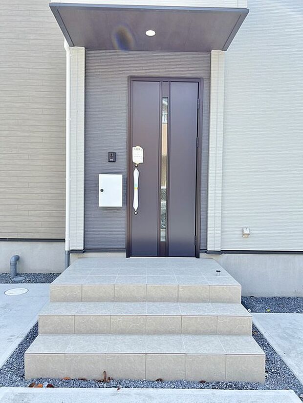 新築の玄関扉。きっと今のお家より重厚感が違います。