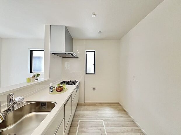 吊戸棚で視界を遮らず、パノラマ感を重視したタイプのキッチンスペース。