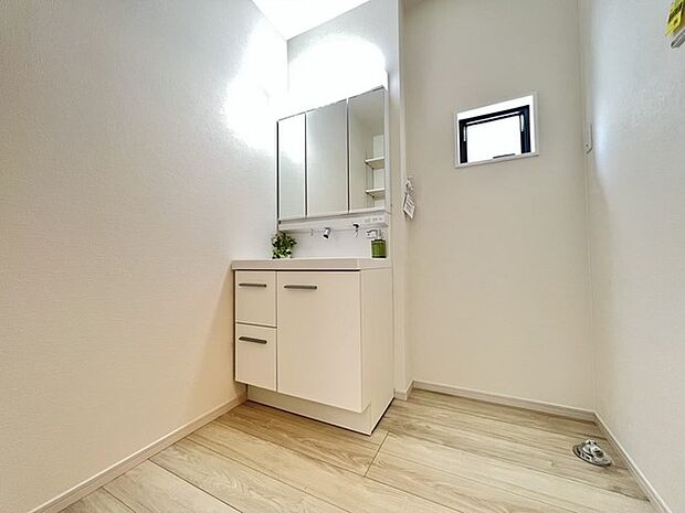 三面鏡を採用した洗面化粧台。鏡の裏にも収納スペースがあります。