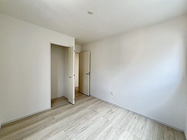 今からここを誰のお部屋にしようか、そんな洋室。