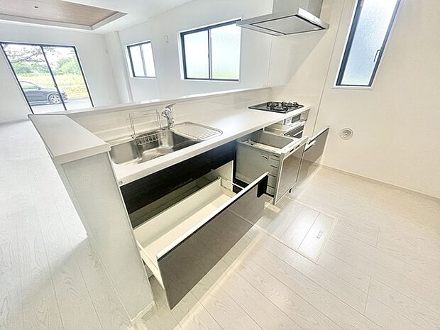 収納スライドをぐっと開けばお鍋や調味料をどんどんしまえる大収納。キッチンはいつもキレイ。 