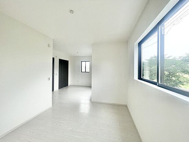 将来は間仕切りで。洋間二部屋分に対応可能な洋室。