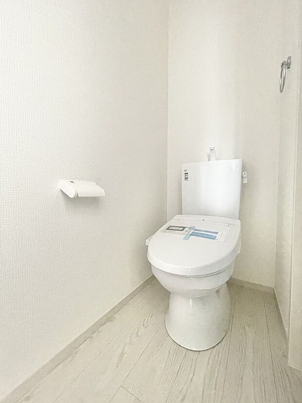 もちろんウォシュレット機能付き。憩いの場としてひそかに注目度の高いお手洗いにもご注目ください。