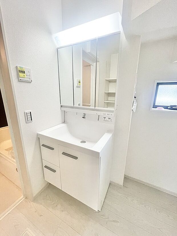 三面鏡にハンドシャワー付き、 使いやすい洗面台。