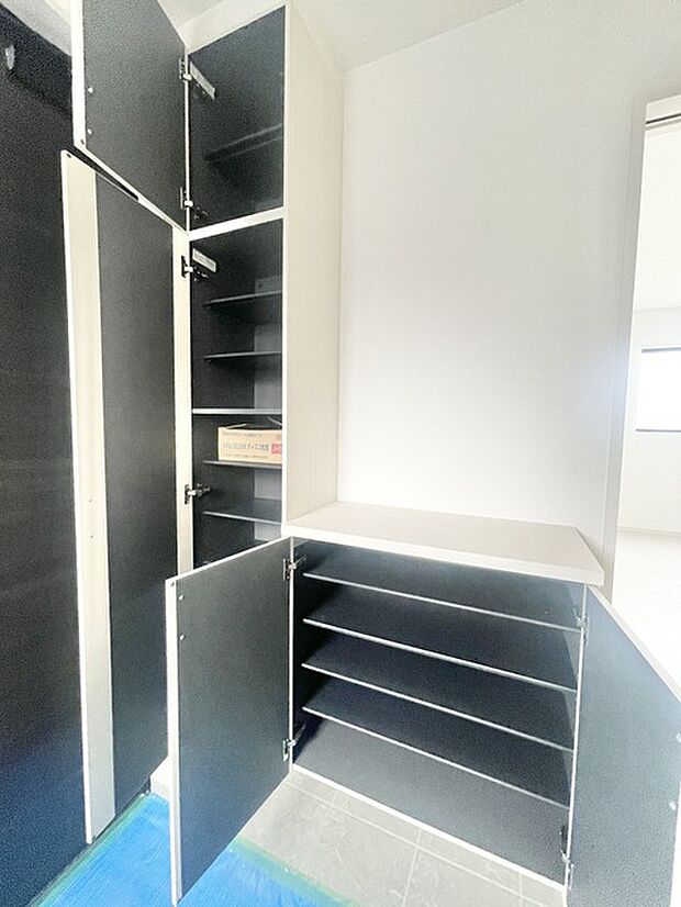 玄関がいつも片づく大容量シューズボックス。