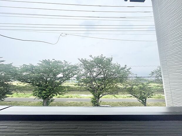 前面の住まいとの距離感があるから、圧迫感を感じません。