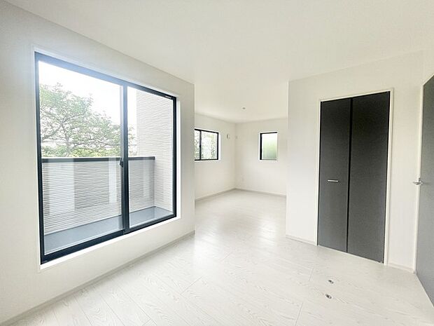 広々バルコニーから、たっぷり太陽の恵みが得られます。