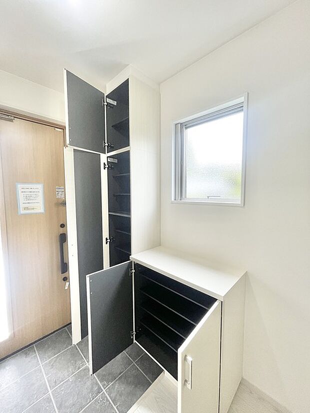 家族の履物が全部しまえる、ワイドな玄関収納。