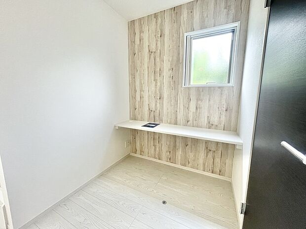 勉強や宿題をリビングでやりやすい動線設計。本棚にも応用可能なカウンター付き。