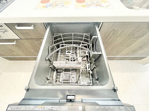手に優しい、後片づけおまかせの食洗機。食後のだんらんに一層早く加われます。